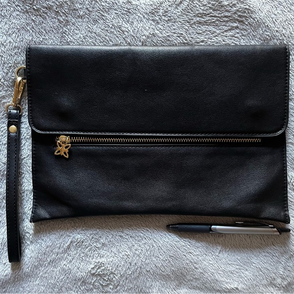 *NEW* Black Vegan leather BCBG Generation Clutch with wrist strap - Picture 6 of 9